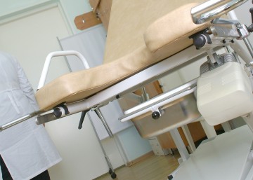 Medicul acuzat că a cerut şpagă pentru un chiuretaj rămâne sub control judiciar